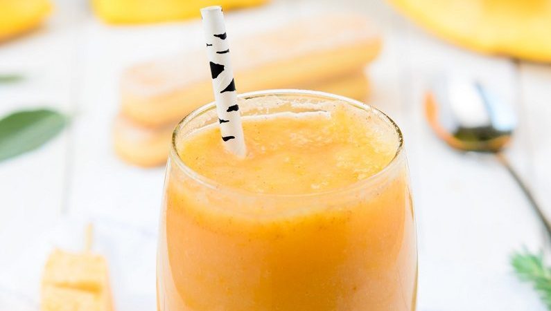 Sommerliche Smoothies mit grünem Tee und Früchten