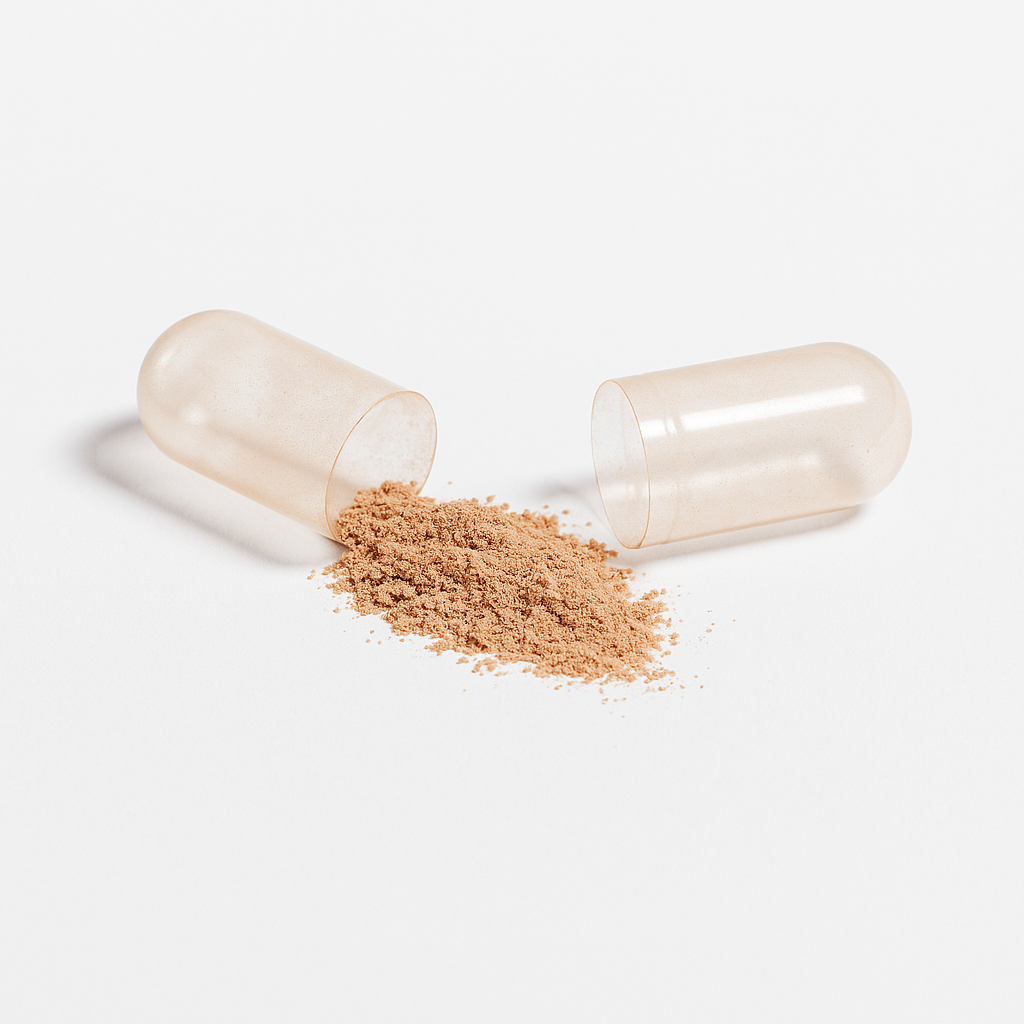 Nahaufnahme einer geöffneten tigofem Kapsel mit reinem Frauenmantelextrakt-Pulver auf weißem Hintergrund.