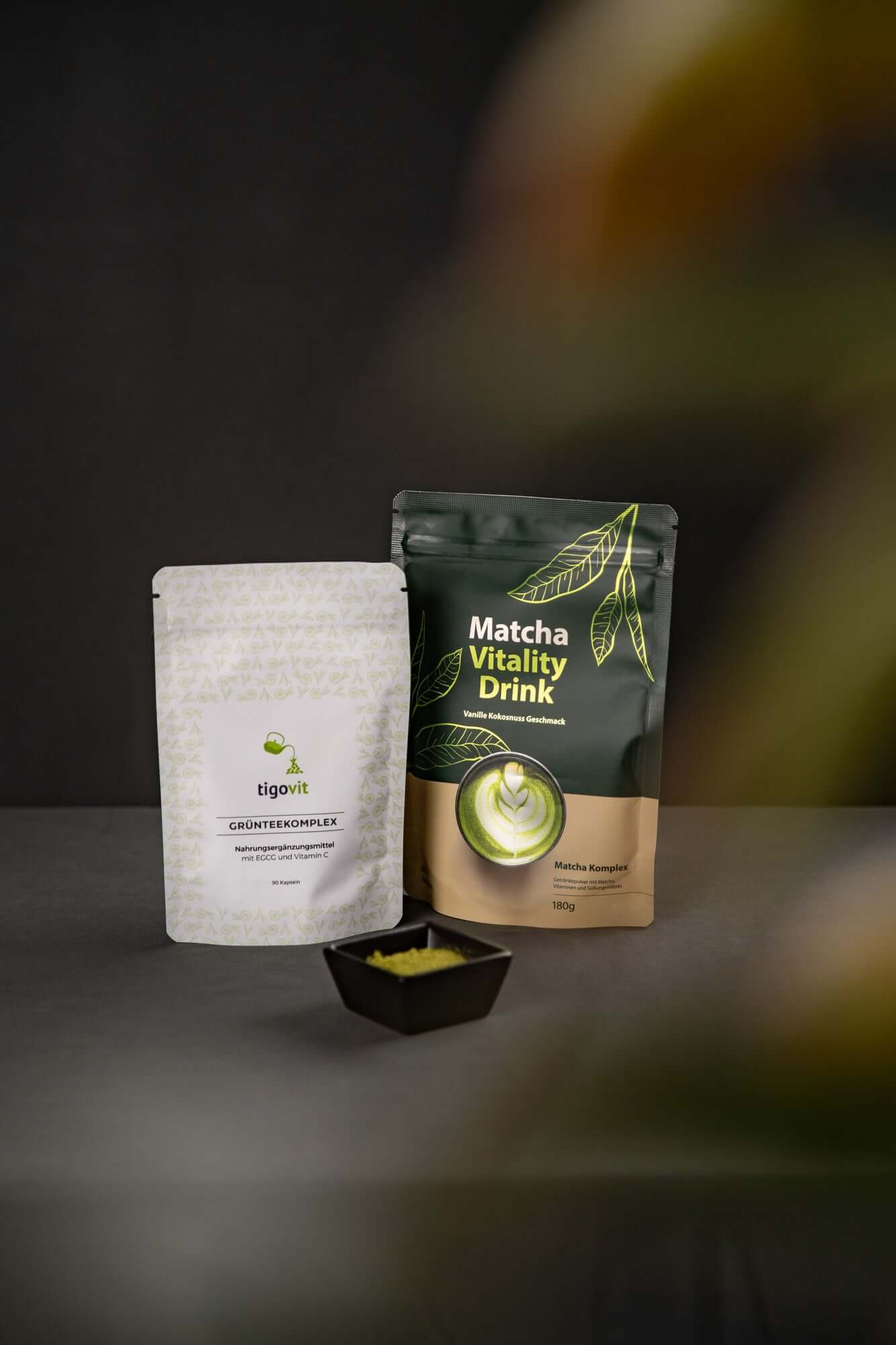 Matcha & EGCG Bundle: Matcha Vitality Drink Pulver und tigovit Grüntee-Extrakt Kapseln mit EGCG.