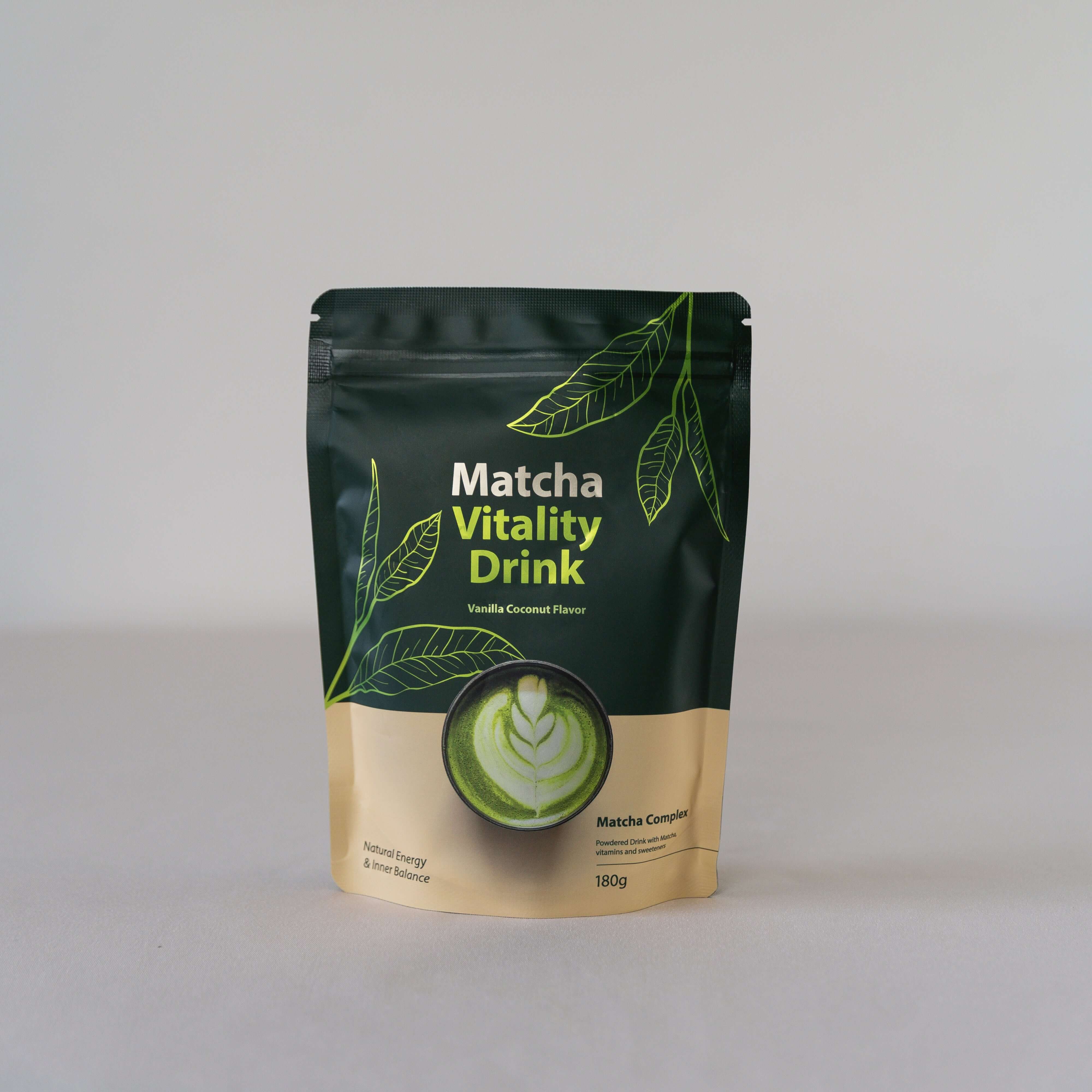 Bio Matcha Vitality Drink 180g Beutel von tigogreen mit Vanille-Kokos Geschmack für Matcha Latte auf grauem Grund.