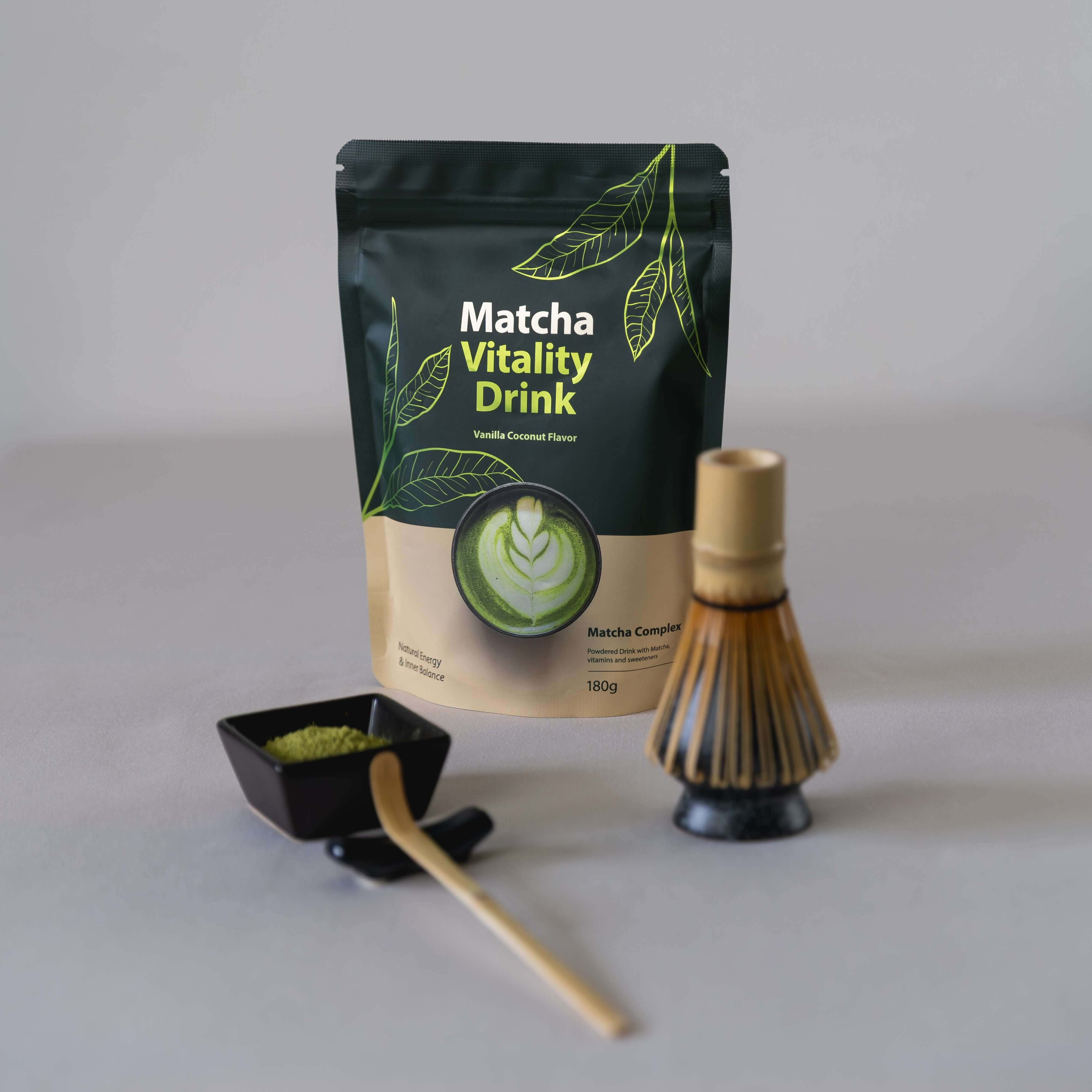 Bio Matcha Vitality Drink mit Kollagen von tigogreen: Packung neben Matcha-Besen, Pulverschale und Bambuslöffel.