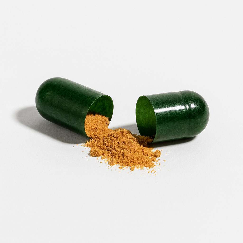 Geöffnete tigovit Grüntee-Extrakt Kapsel mit sichtbarem EGCG-Pulver auf weißem Hintergrund.