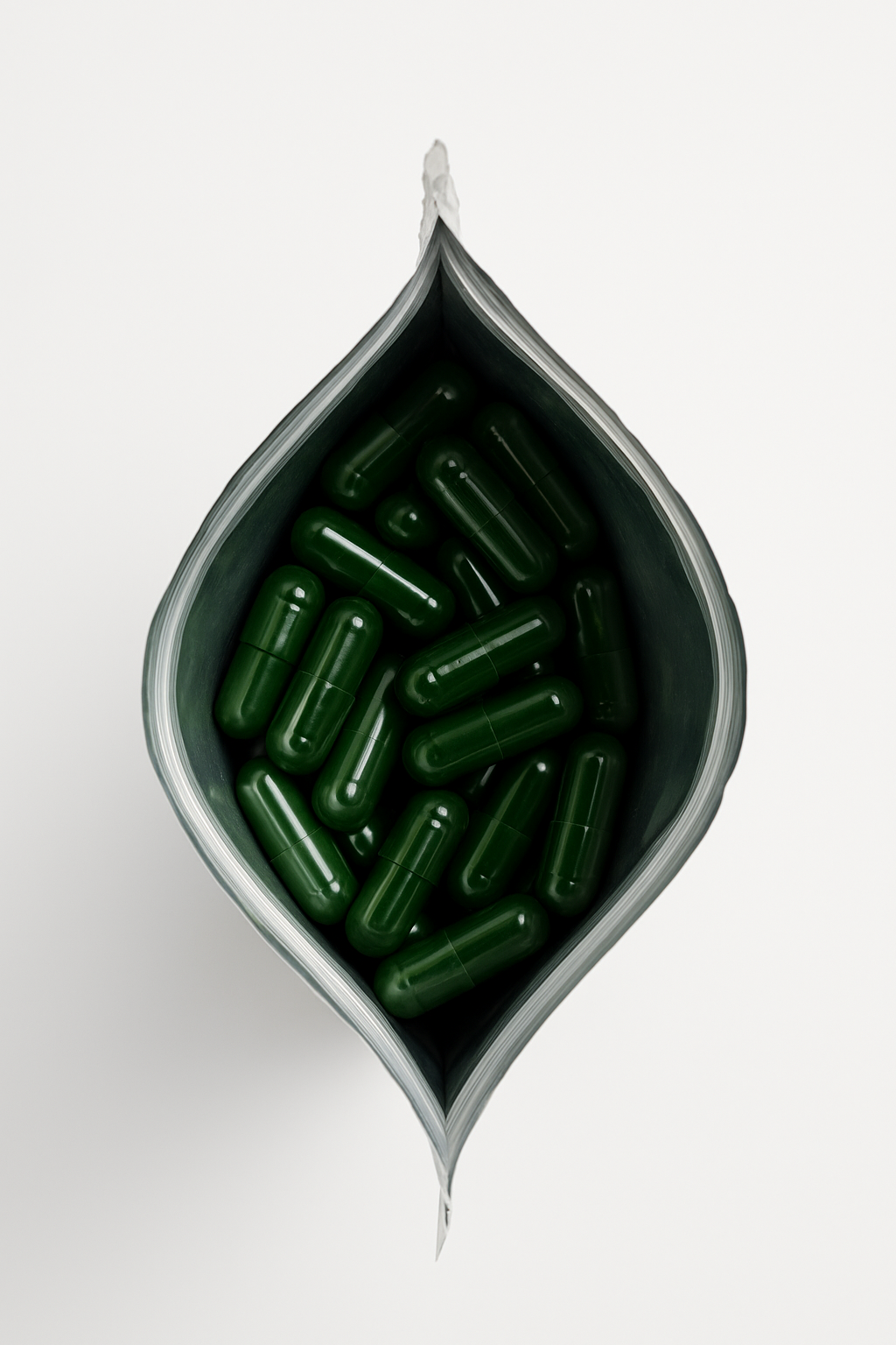 Blick in den geöffneten tigovit Nachfüllbeutel mit dunkelgrünen Grüntee-Extrakt Kapseln mit EGCG.