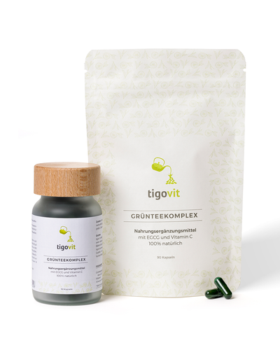 tigovit Grünteekomplex Starter Paket: Glasflasche mit Holzdeckel, Nachfüllbeutel und grüne EGCG Kapseln.