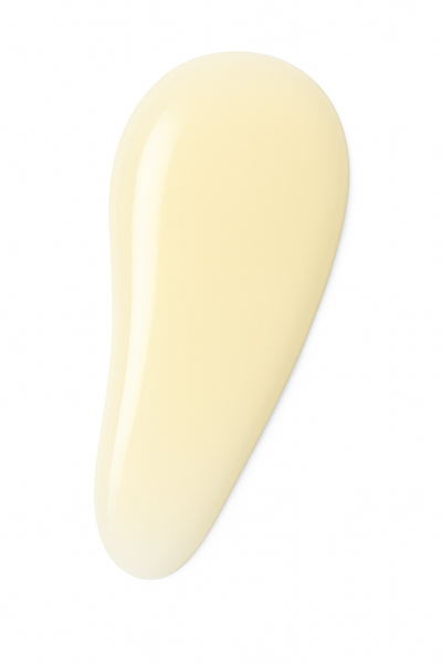 Textur des tigoderm Anti-Aging Lifting Serums: Gelblicher Serum-Tropfen mit EGCG und Peptiden auf weißem Hintergrund.